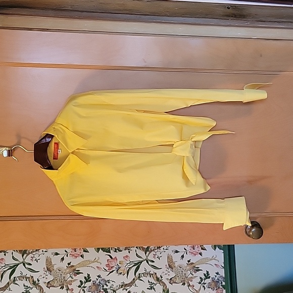 Cropped waist-tied yellow top with 2-button French cuffs. Cotton/spandex XL - Picture 2 of 5